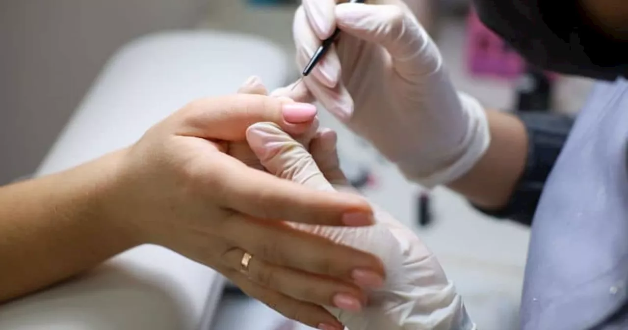 Manicurista recibió insólito mensaje de clienta y se hizo viral