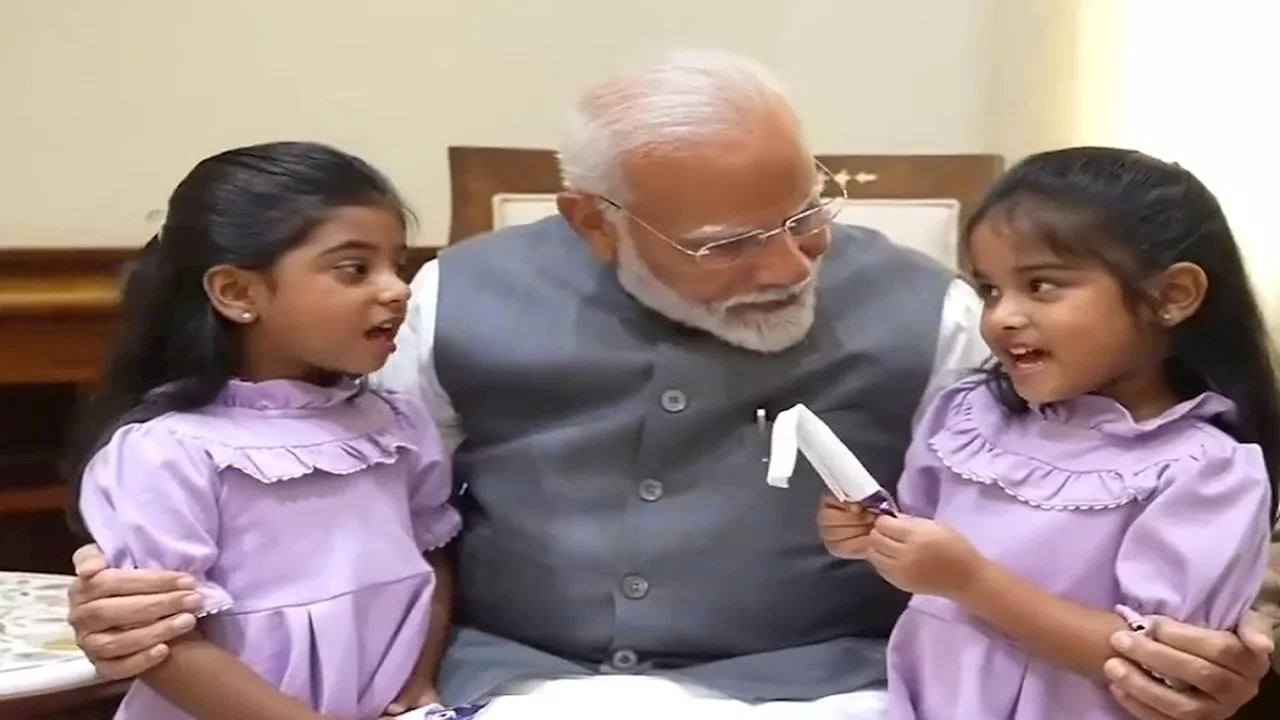 PM मोदी से मिले ये दो खास मेहमान, सुनाई कविता, गिफ्ट में मिला ये सामान