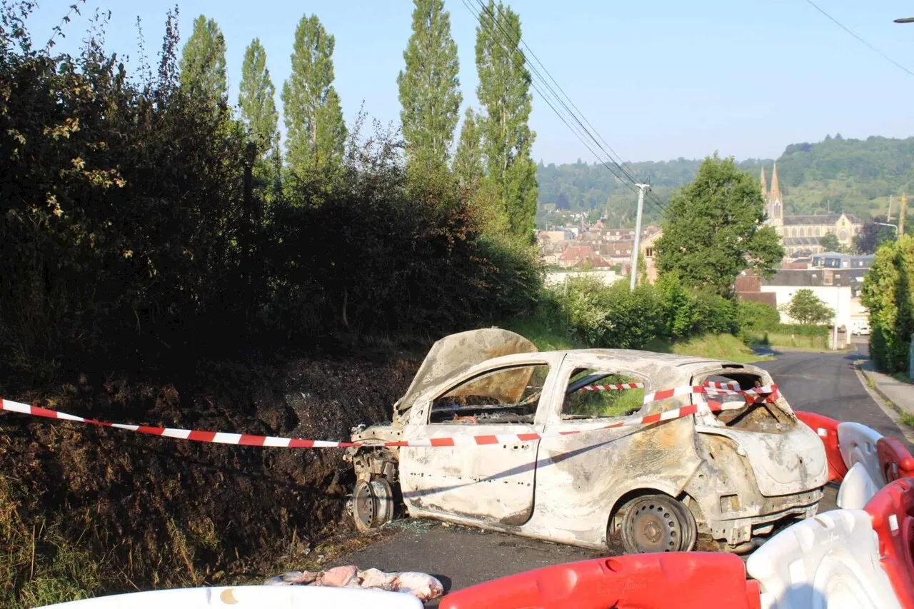 Abandonné après un accident, un véhicule en flamme dans l'Orne