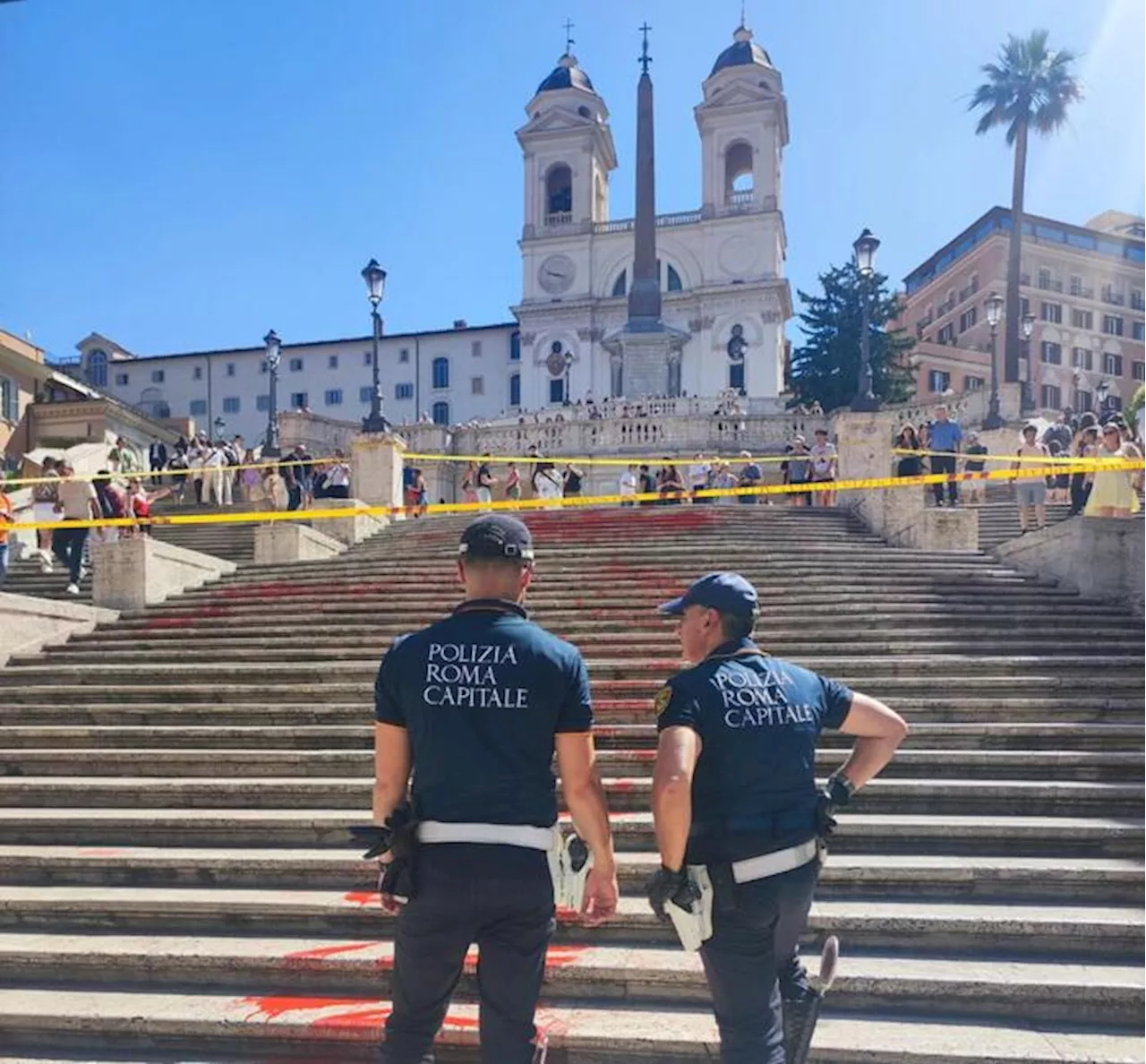 Blitz contro i femminicidi, vernice a Trinità dei Monti