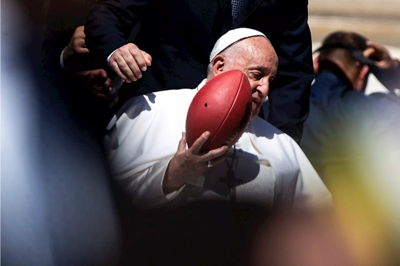 Il Papa riceve in regalo un pallone da rugby dai suoi fedeli