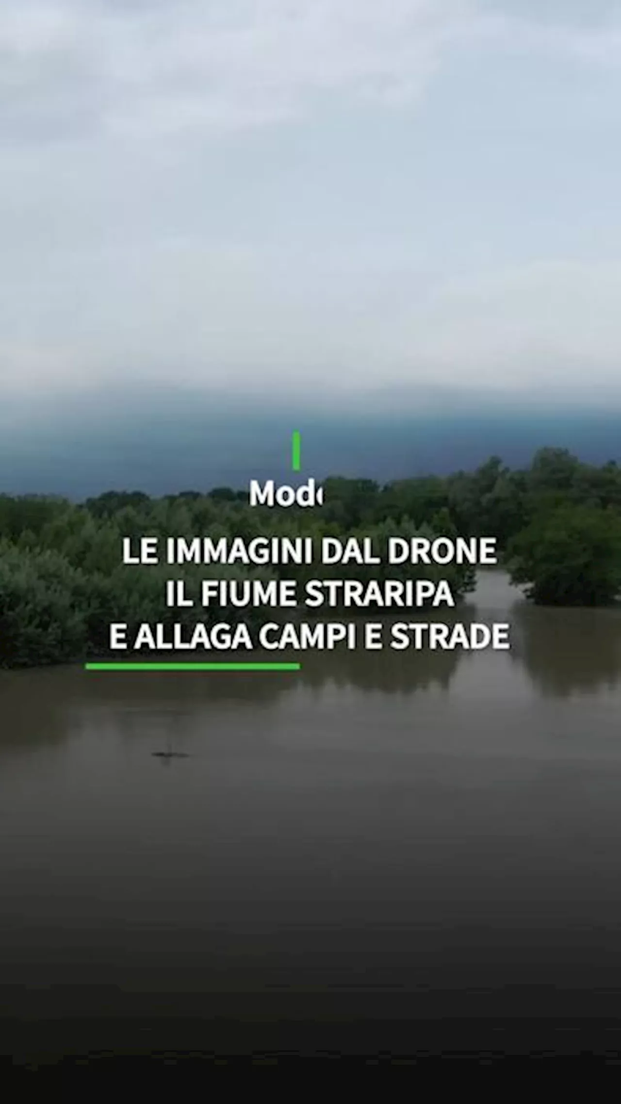 Le immagini dal drone, il fiume straripa e allaga campi e strade