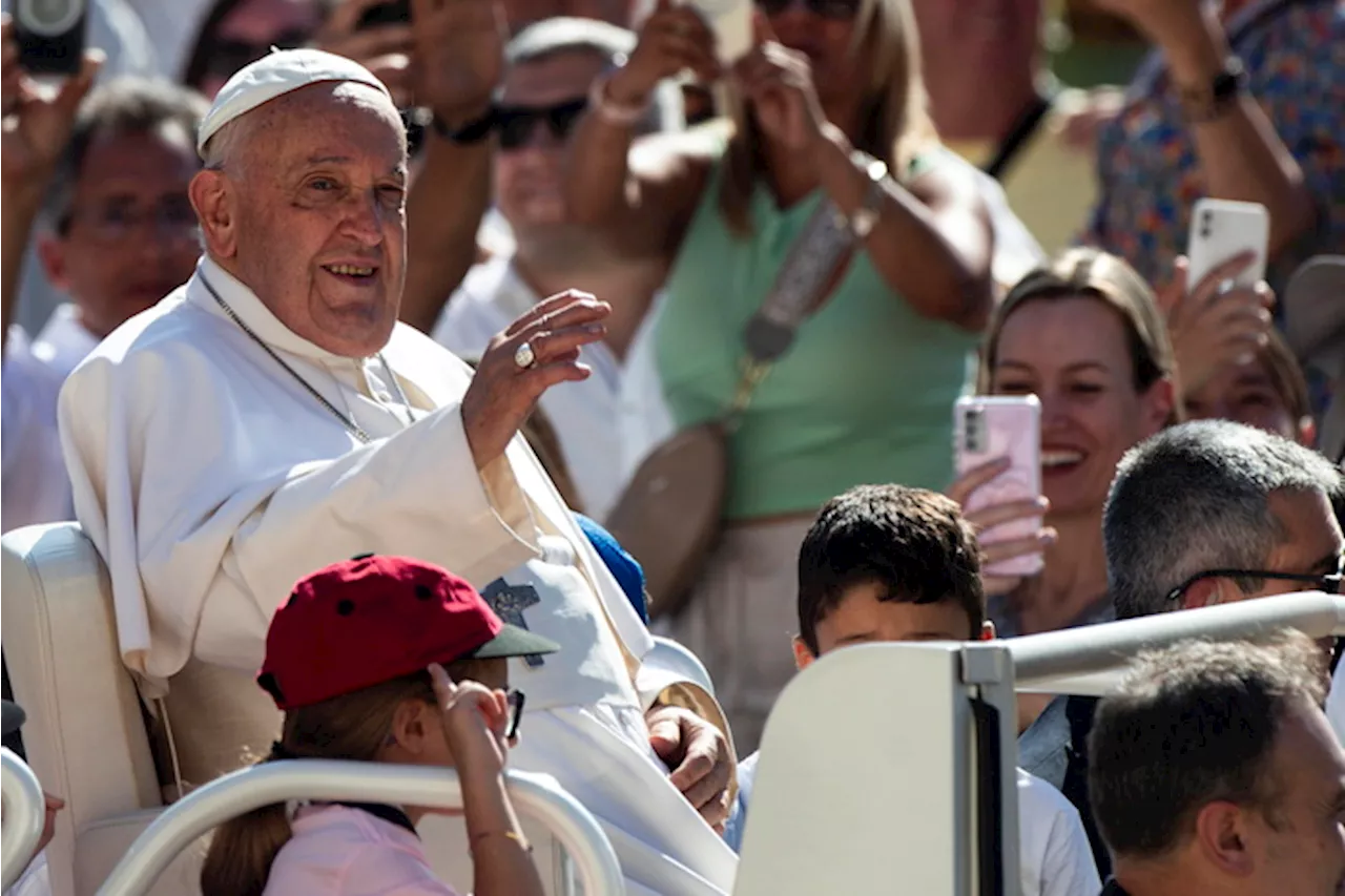 Papa Francesco saluta i fedeli in piazza San Pietro