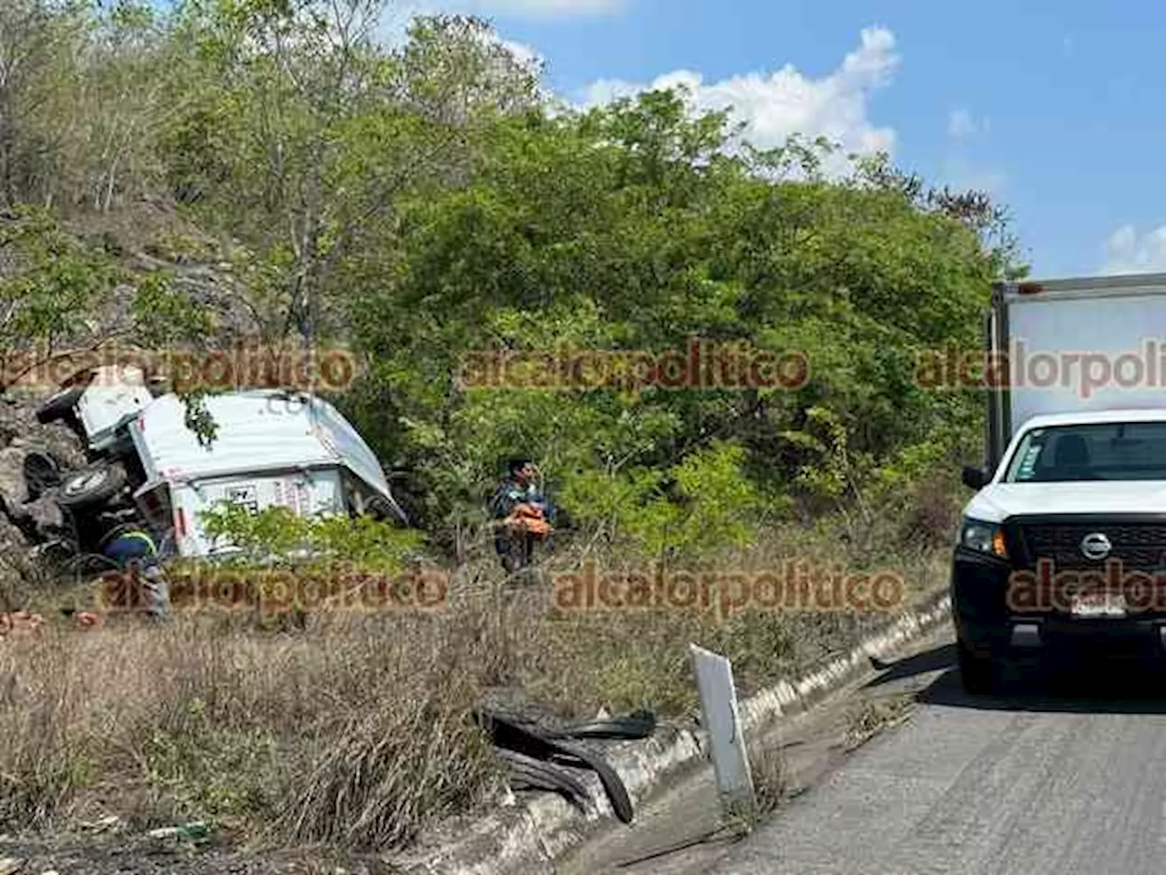 Camioneta repartidora sale del camino y vuelca, en autopista de Puente Nacional