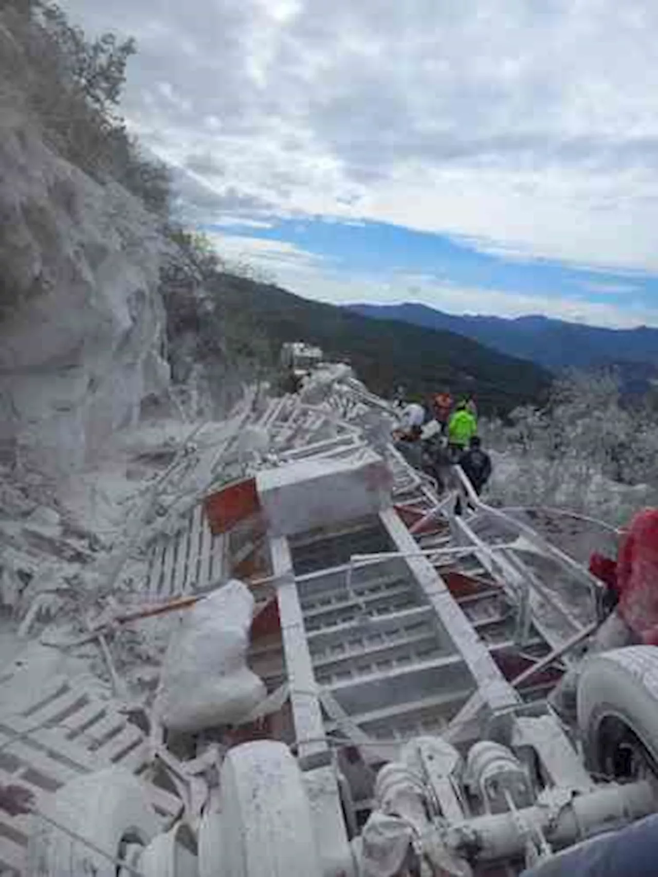 Se mató trailero al quedarse sin frenos, en Cumbres de Maltrata