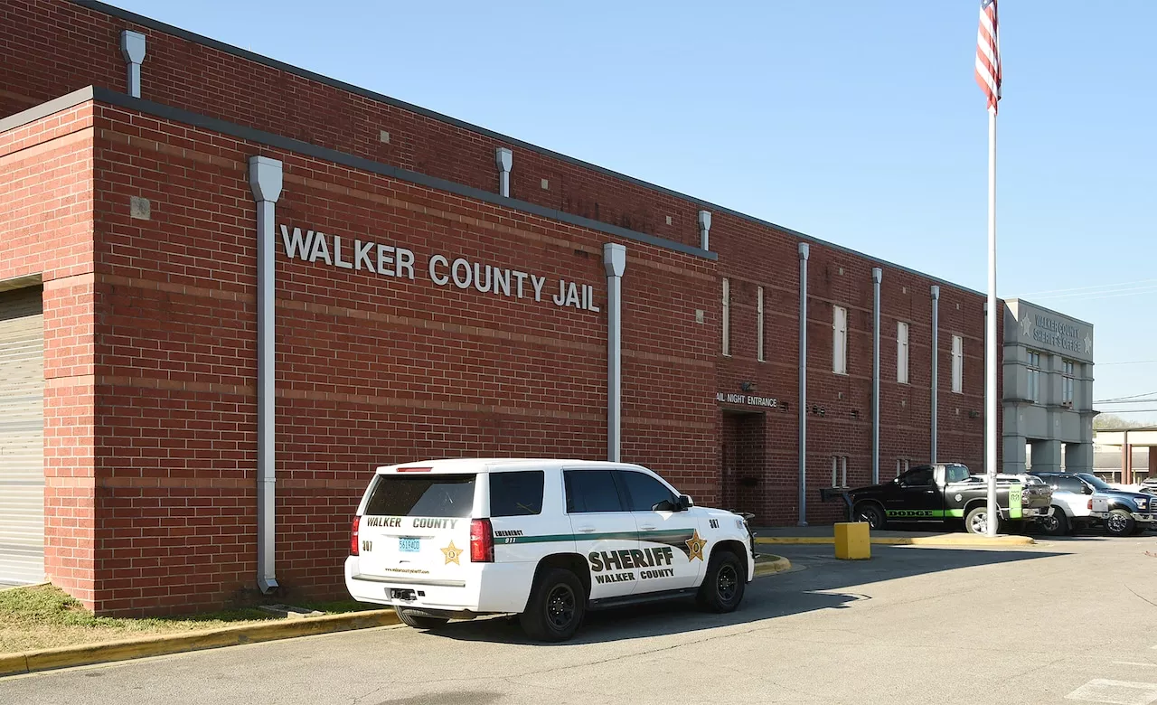 Walker County corrections officer arrested for allegedly smuggling contraband into jail