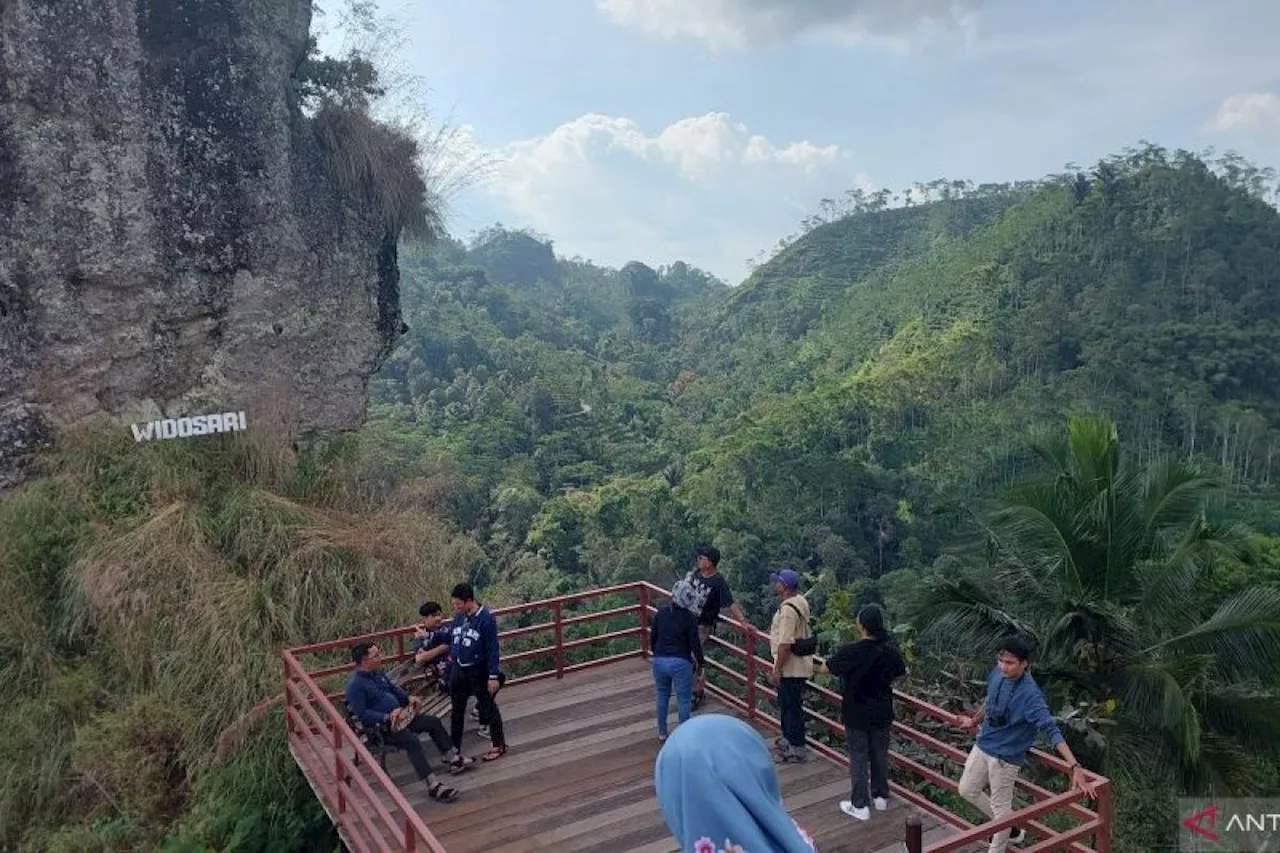 Menikmati Kulon Progo dari Puncak Widosari dan kebun teh Tritis