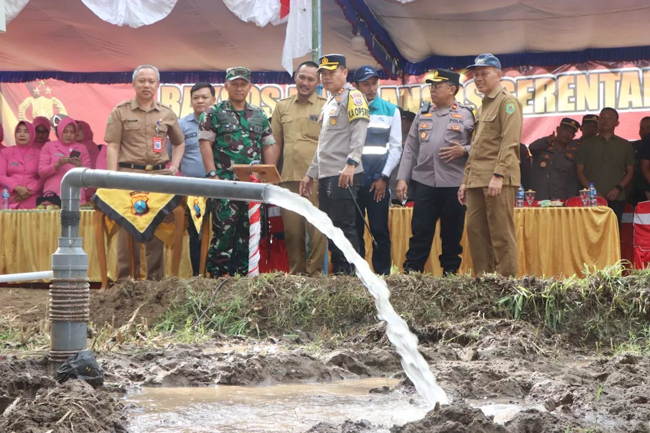 Polres Trenggalek serahkan bantuan sumur bor untuk warga