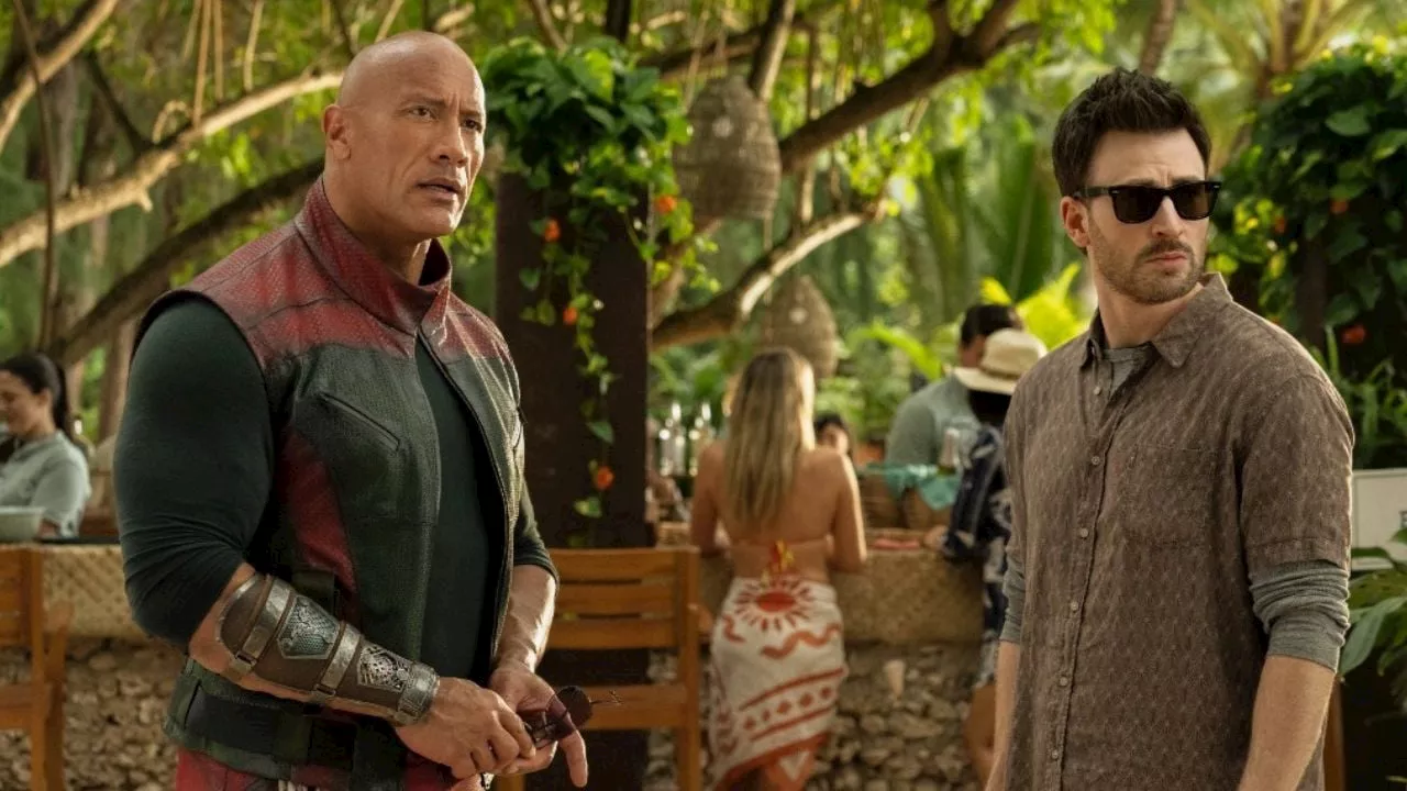 Uno Rosso: Dwayne Johnson e Chris Evans sulle tracce di Babbo Natale nel primo trailer