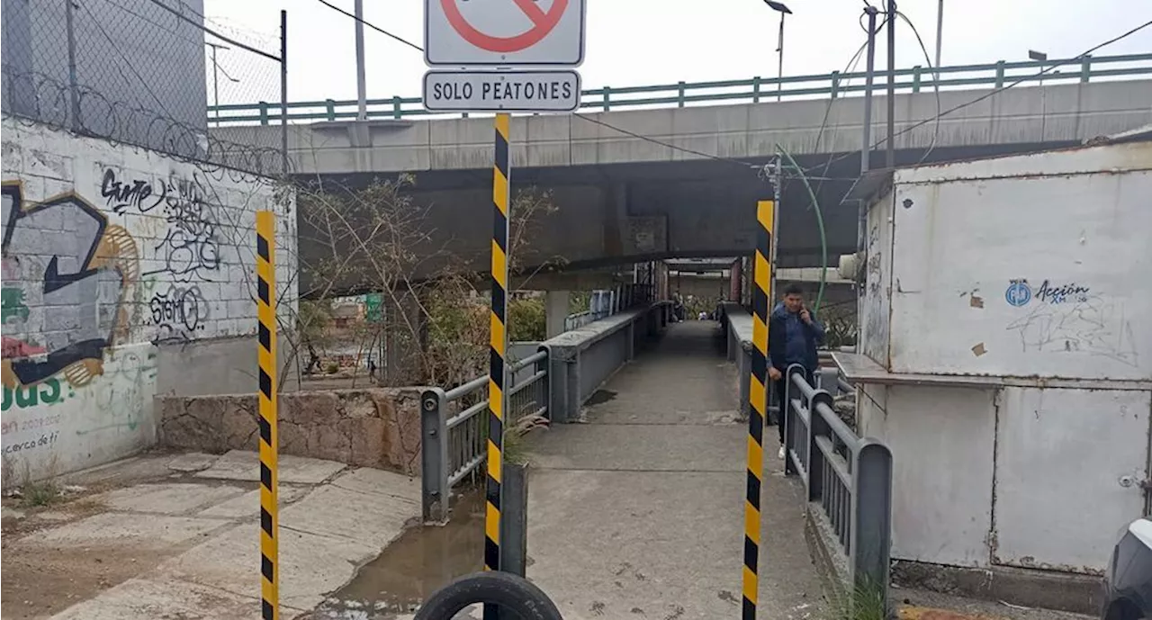 Colocan postes en puente peatonal de Naucalpan para evitar que vehículos vuelvan a cruzar