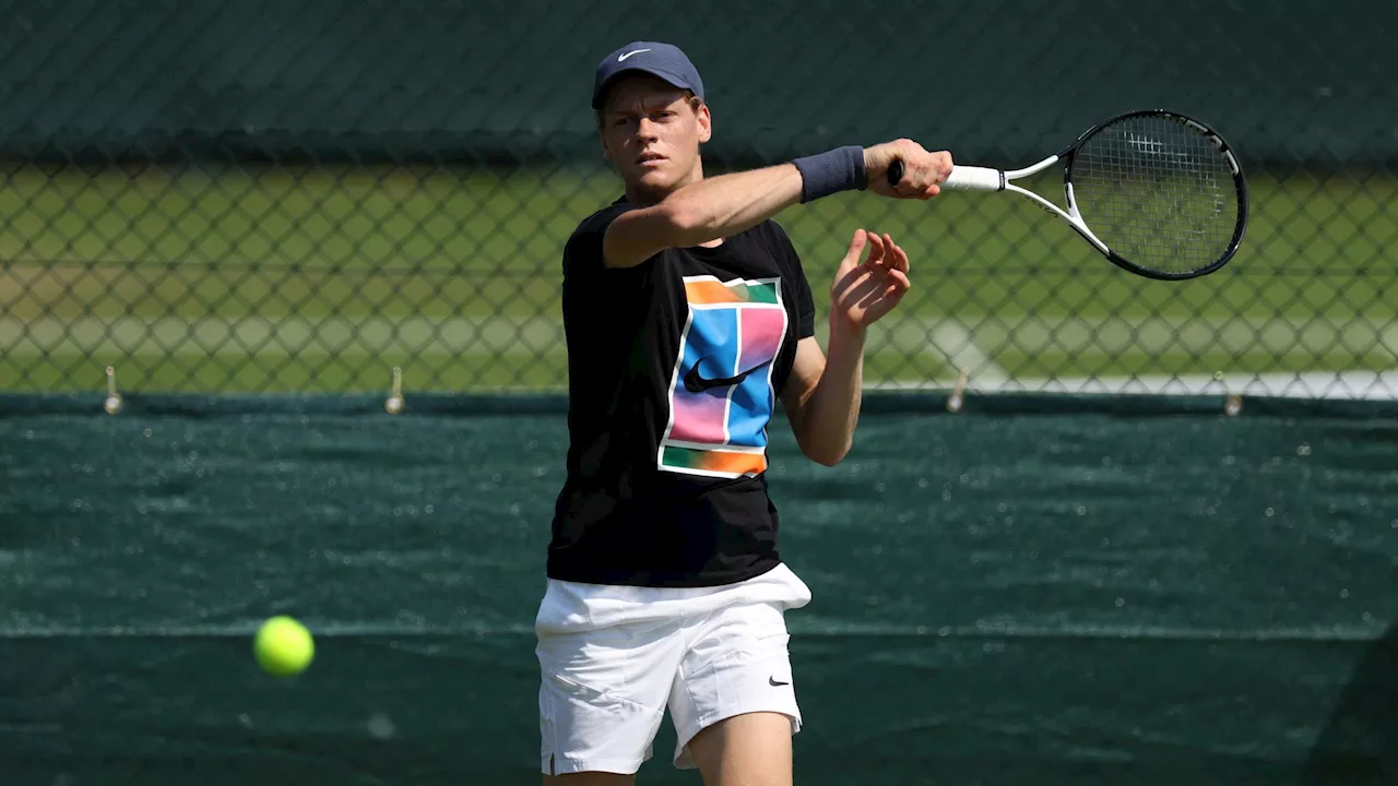 Jannik Sinner è sbarcato a Wimbledon: giovedì l'allenamento con Novak Djokovic, venerdì il sorteggio