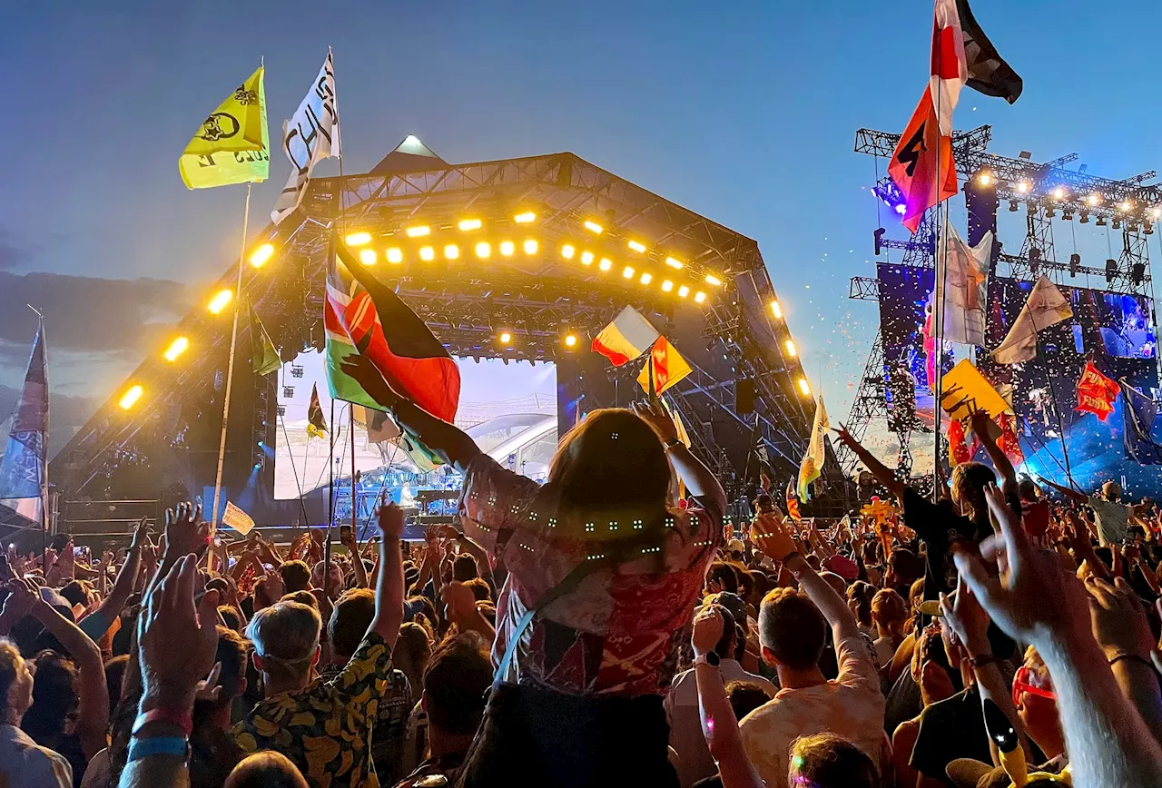 Festival de Glastonbury começa hoje: como ver em Portugal os concertos de Coldplay e Dua Lipa