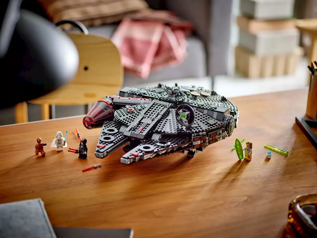 Lego visar upp två nya Star Wars-byggsatser. The Dark Falcon och TIE Fighter & X-Wing Mash-up.