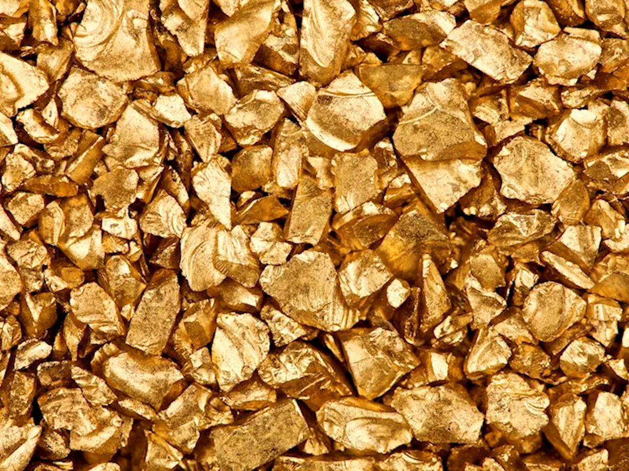 Gold edges lower on Fed comments