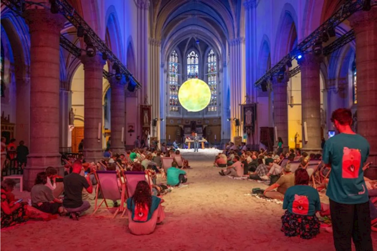 Katholieke jeugdbeweging IJD slaat nieuwe weg in als ‘Kamino’ in met 26 ton zand gevulde kerk