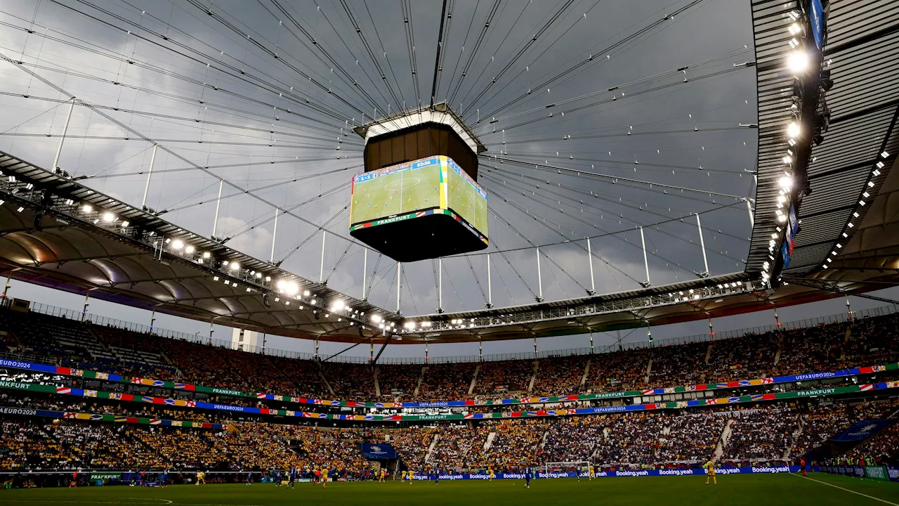 Blitz schlägt während EM-Spiel im Stadion ein