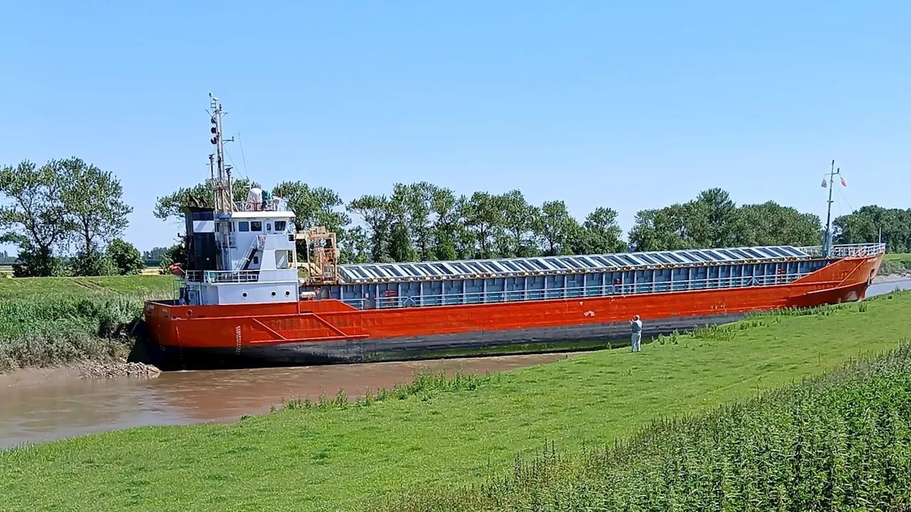 Ship wedged sideways between Sutton Bridge and Port of Wisbech blocks route to sea