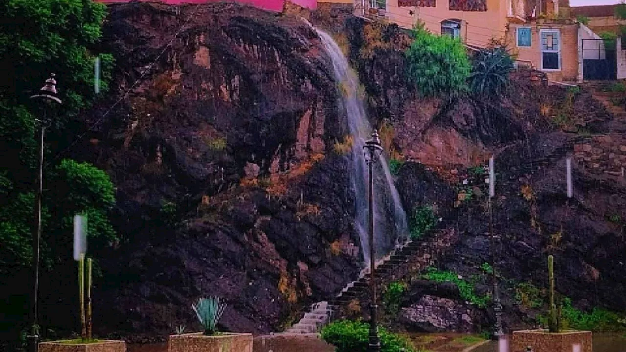 Aparece mágica cascada entre las casas de Guanajuato capital