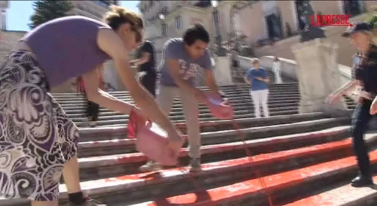 Roma, il sangue dei femminicidi in Piazza di Spagna: la protesta a tinte rosse del movimento «Bruciamo tutto»