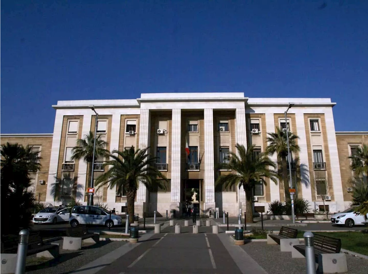 Bitonto (Bari), fanno esplodere un bancomat ma restano feriti