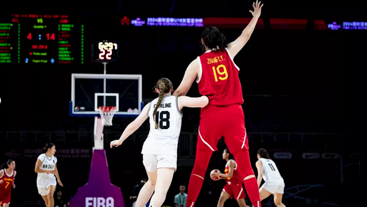 Du haut de ses 2,20 mètres, cette adolescente chinoise impressionne le monde du basket