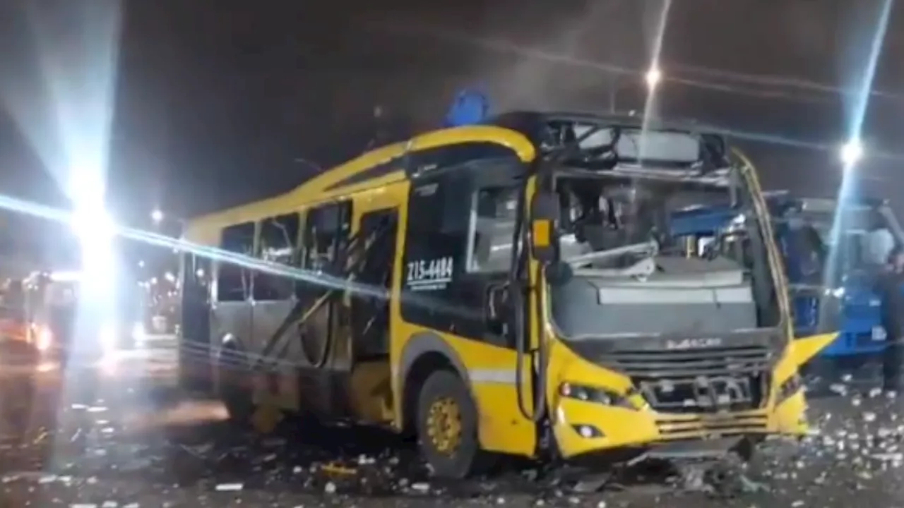 Fuerte explosión en un taller del Sitp dejó siete buses incinerados en Bogotá