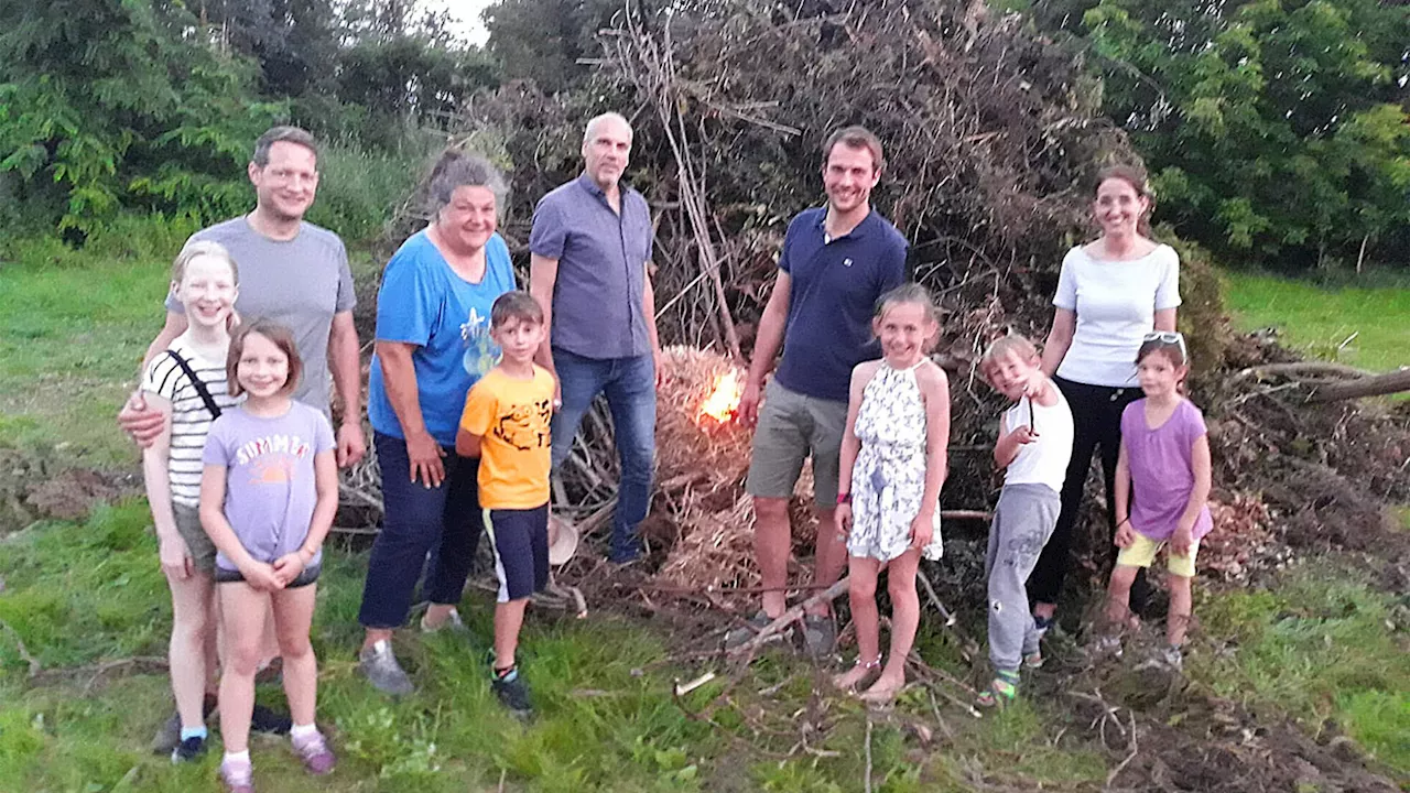 Viele Kinder bei Sonnwendfeuer in Atzenbrugg