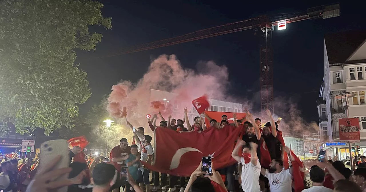 Mit Fotos und Video: So feiern türkische Fans den Einzug ins Achtelfinale in der Bielefelder City