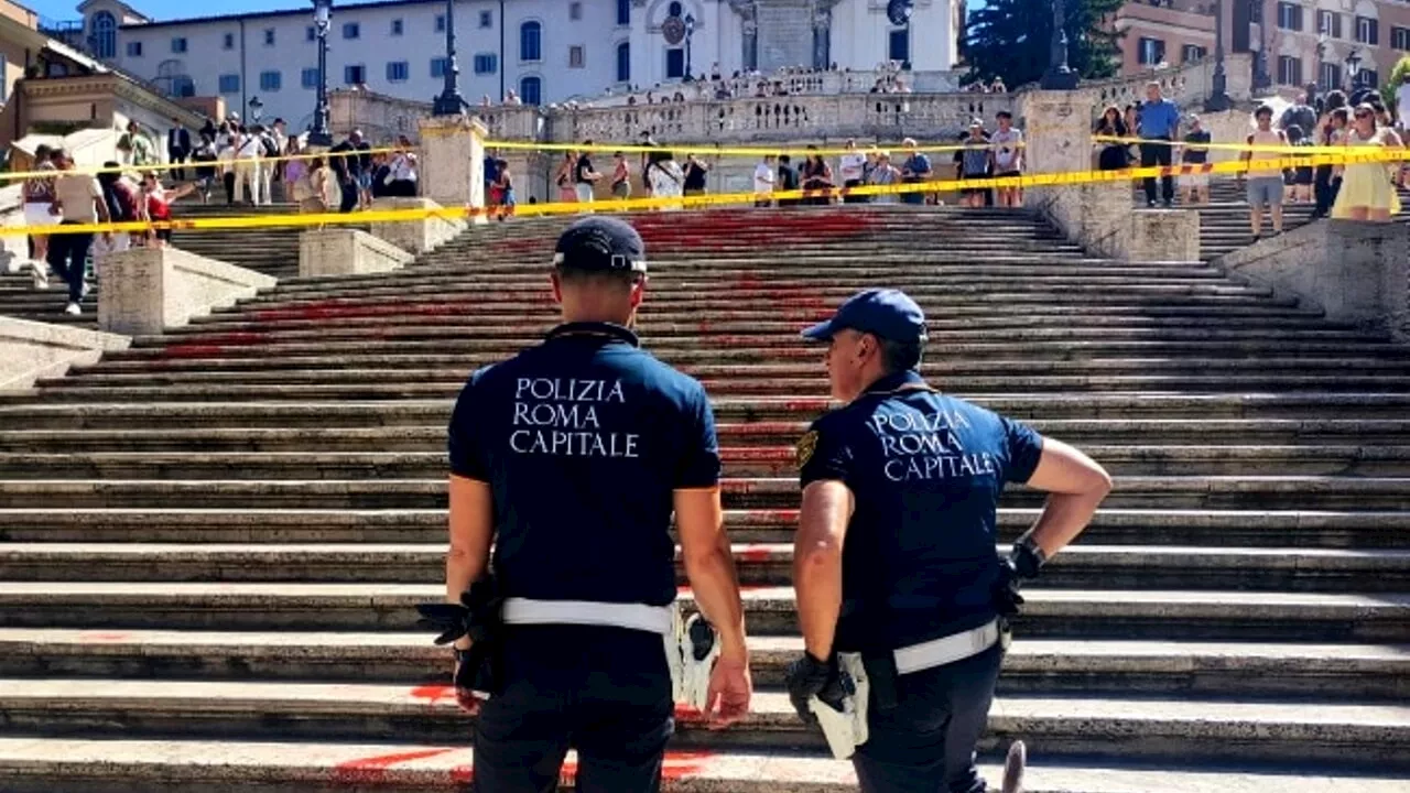 Blitz contro i femminicidi a Roma, attivisti lanciano vernice rossa sulla scalinata di piazza di Spagna