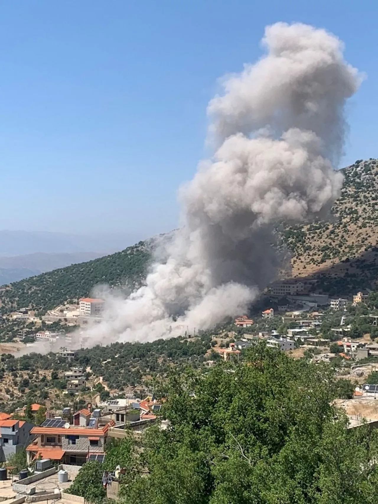 بالفيديو.. الطيران الإسرائيلي يشن غارة على بلدة كفرشوبا في جنوب لبنان