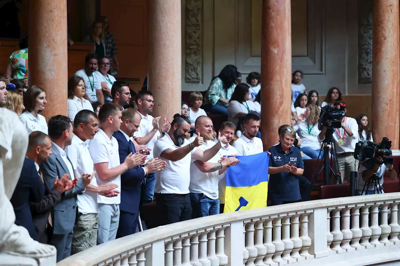 Feridos de guerra ucranianos aplaudidos por Governo e deputados exceto PCP