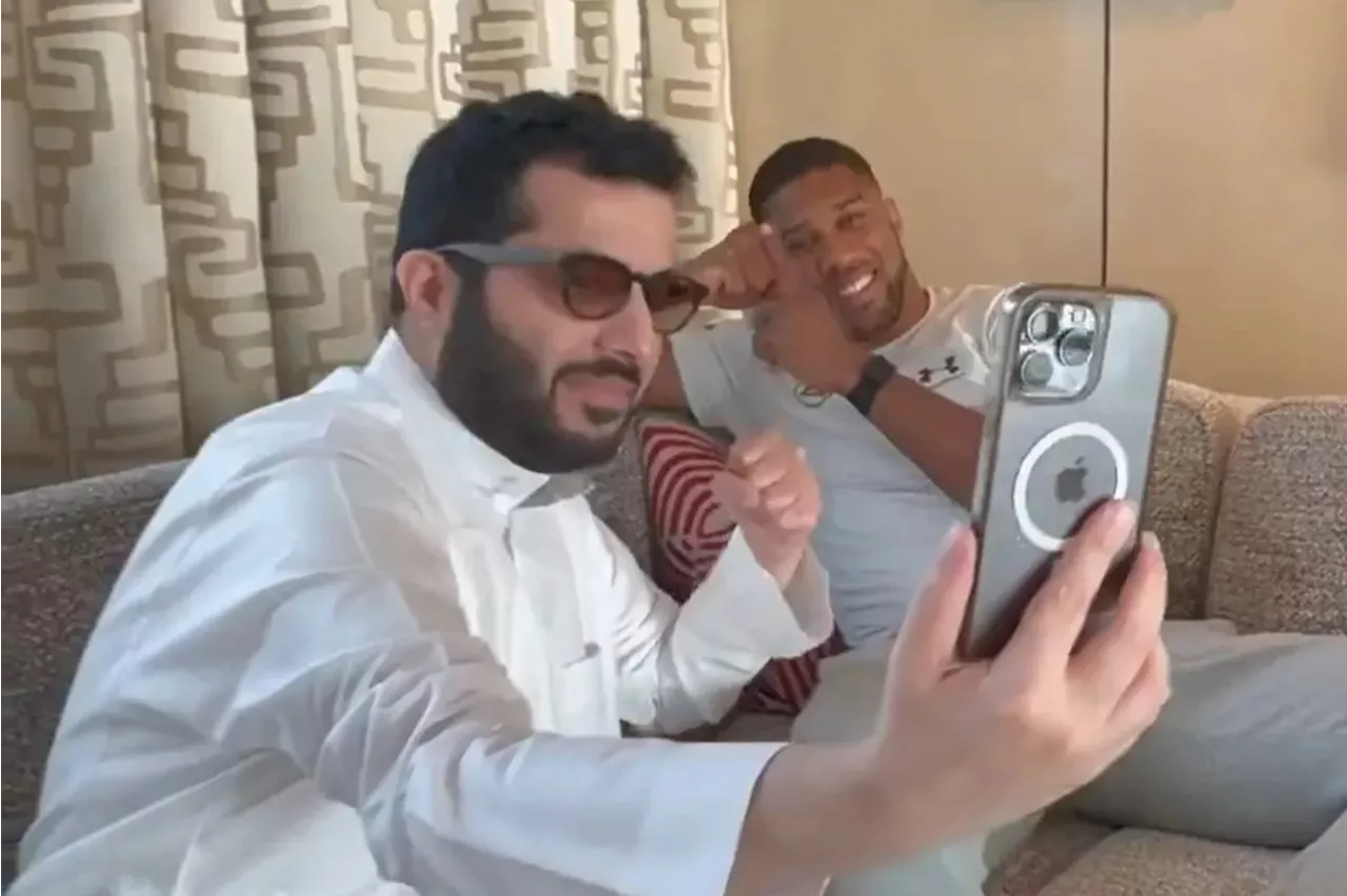 – Anthony Joshua and Tyson Fury trade blows on FaceTime...