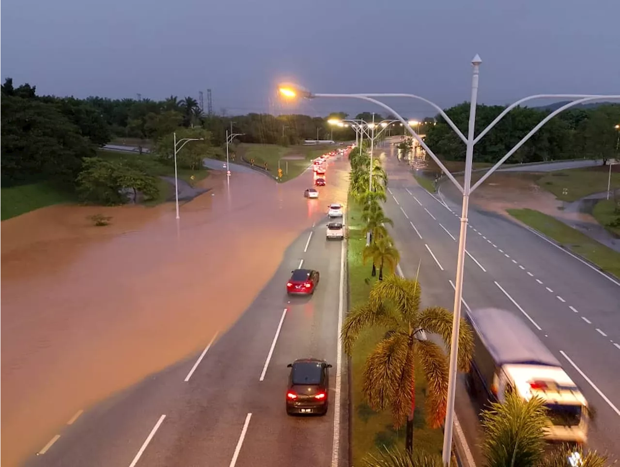 Banjir kilat di Lebuh Wadi Ehsan, beberapa laluan ditutup