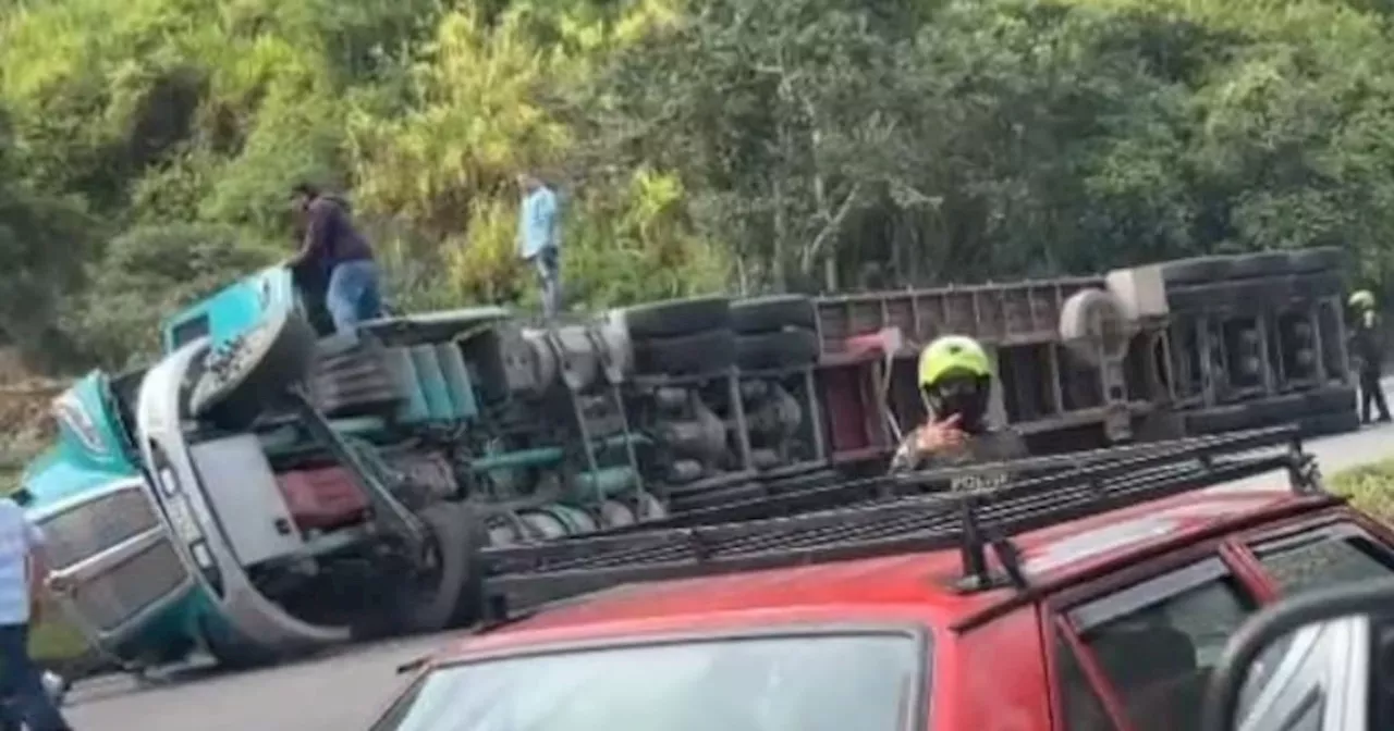 Video: Tractocamión cargado con carbón se volcó en la vía entre Bucaramanga a Rionegro