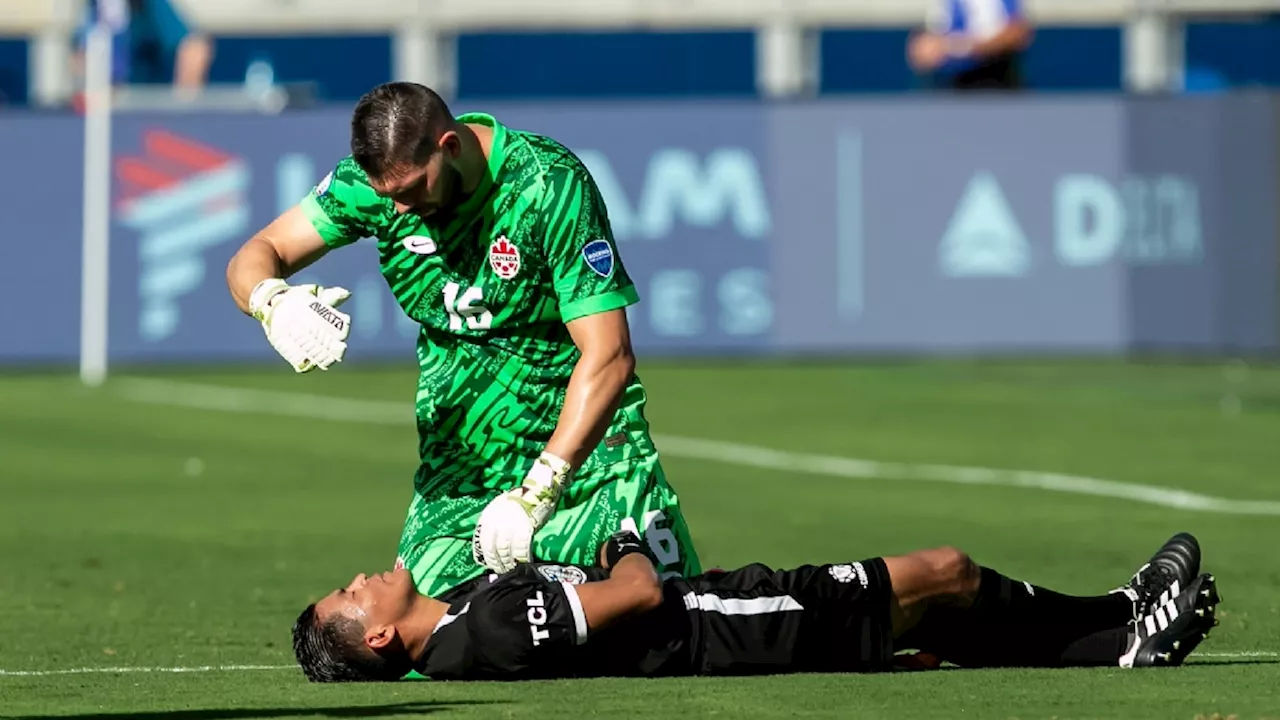 Grensrechter zakt door extreme hitte in elkaar in historisch Copa América-duel Canada; Feyenoorder López ontsnapt