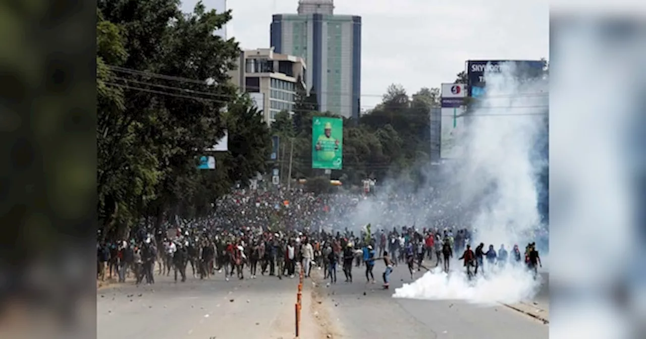 Kenya Tax Protest: संसद में प्रदर्शनकारियों ने लगाई आग, पुलिस की गोलीबीरी में 5 की मौत, आखिर क्यों जल उठा केन्या?