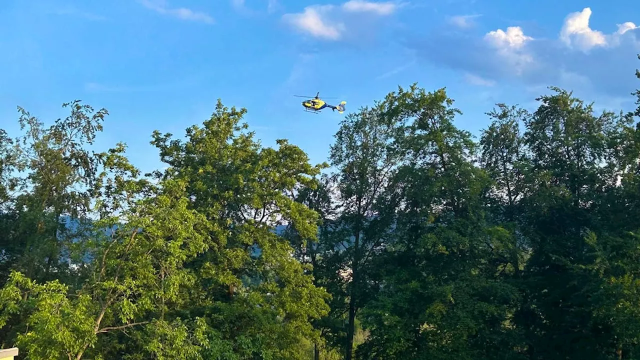 Schlieren ZH: Rettungshelikopter über der Limmat