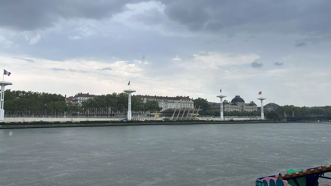 Orages à Lyon : la piscine du Rhône évacuée, un rideau de pluie surprend les baigneurs