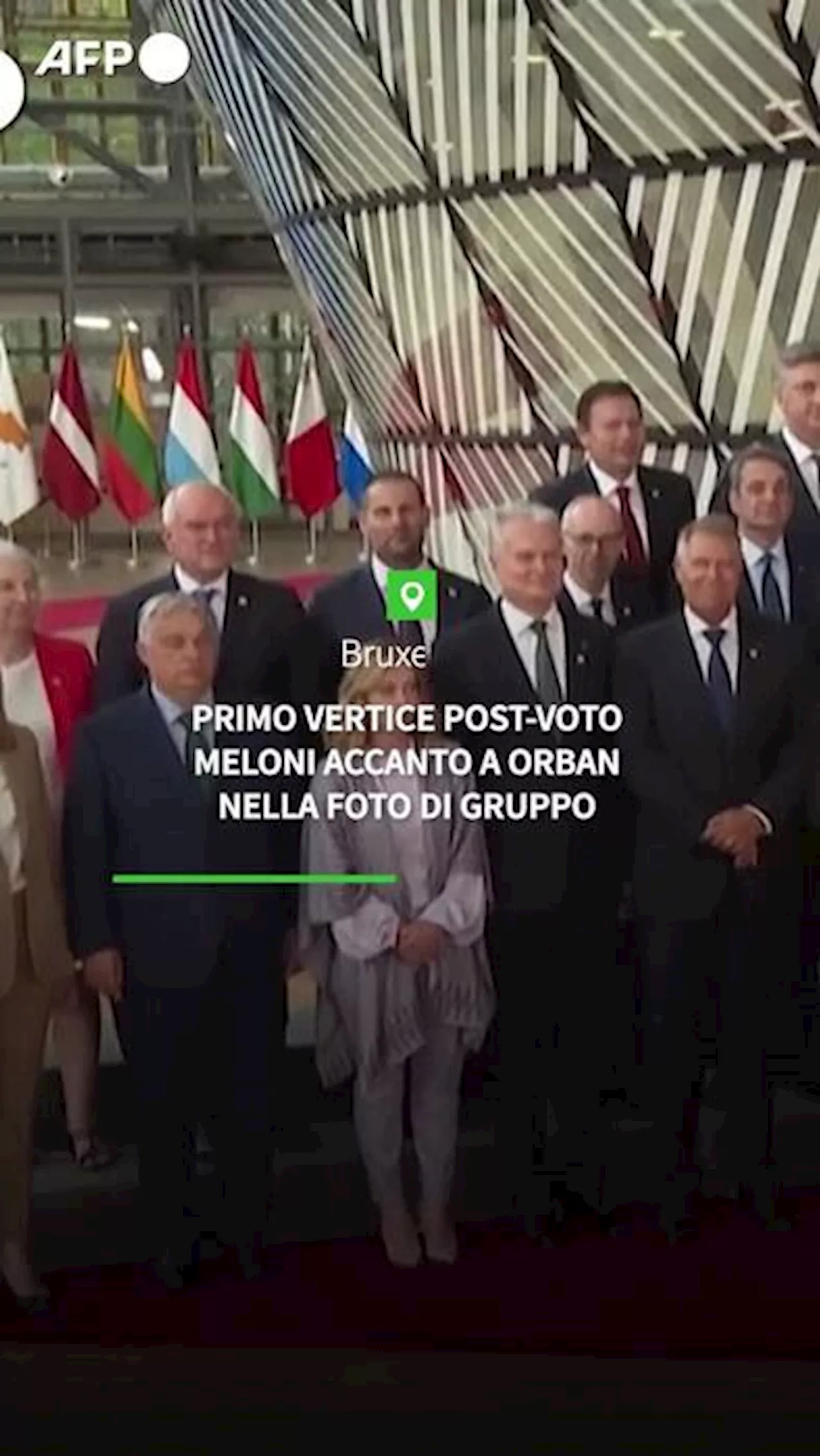 Primo vertice Ue post-voto, Meloni accanto ad Orban nella foto di gruppo