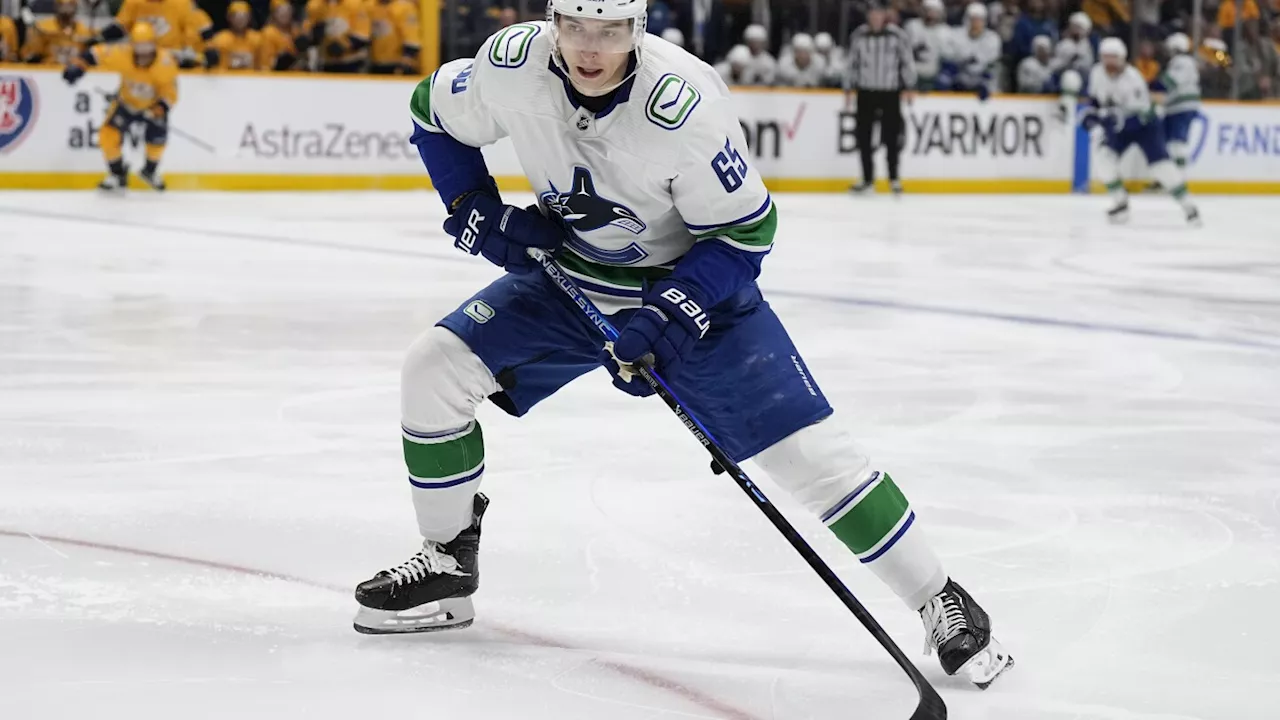 Blackhawks acquire Mikheyev, Lafferty and a 2027 2nd-round pick from Canucks for 2027 4th-round pick