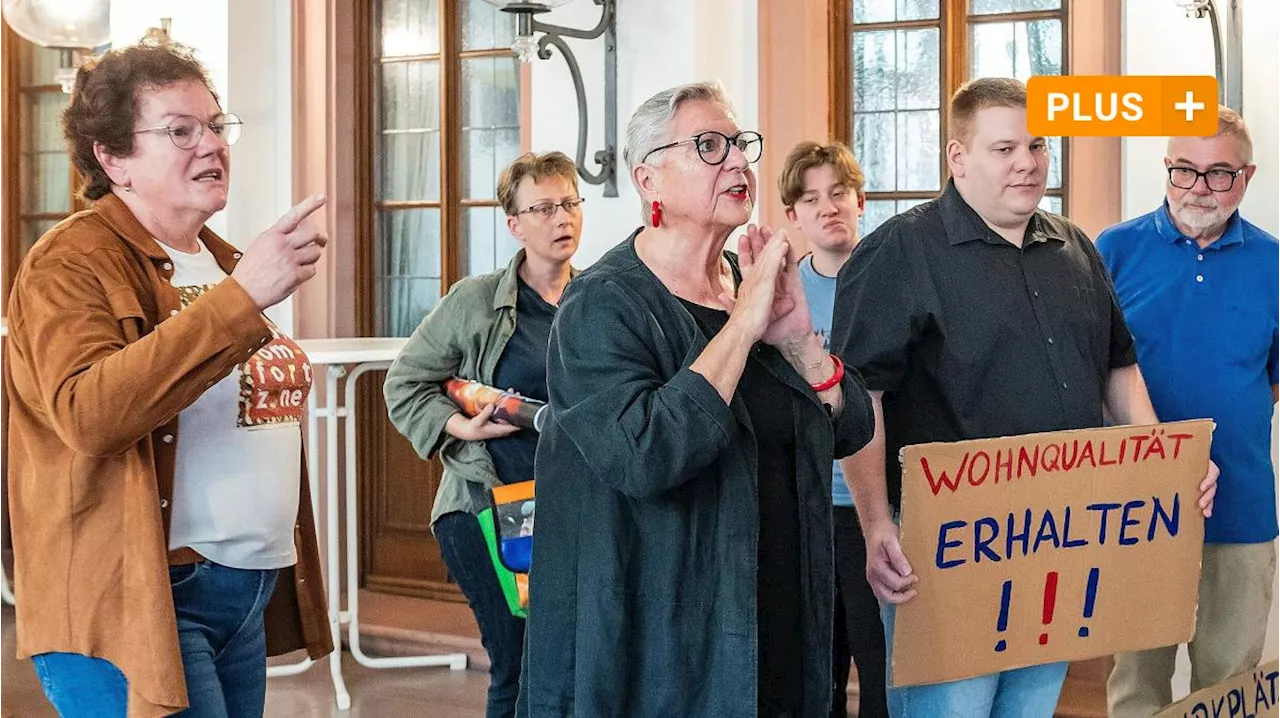 1000 Parkplätze gesperrt: Heuchelhöfer ziehen mit Protest-Schildern ins Würzburger Rathaus