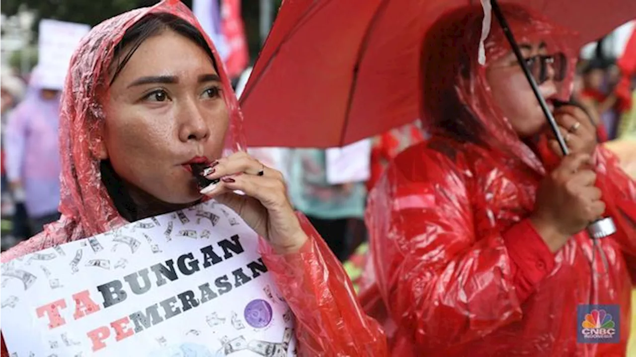 Penampakan Massa Buruh Tolak Tapera Basah-basahan Hujan di Patung Kuda