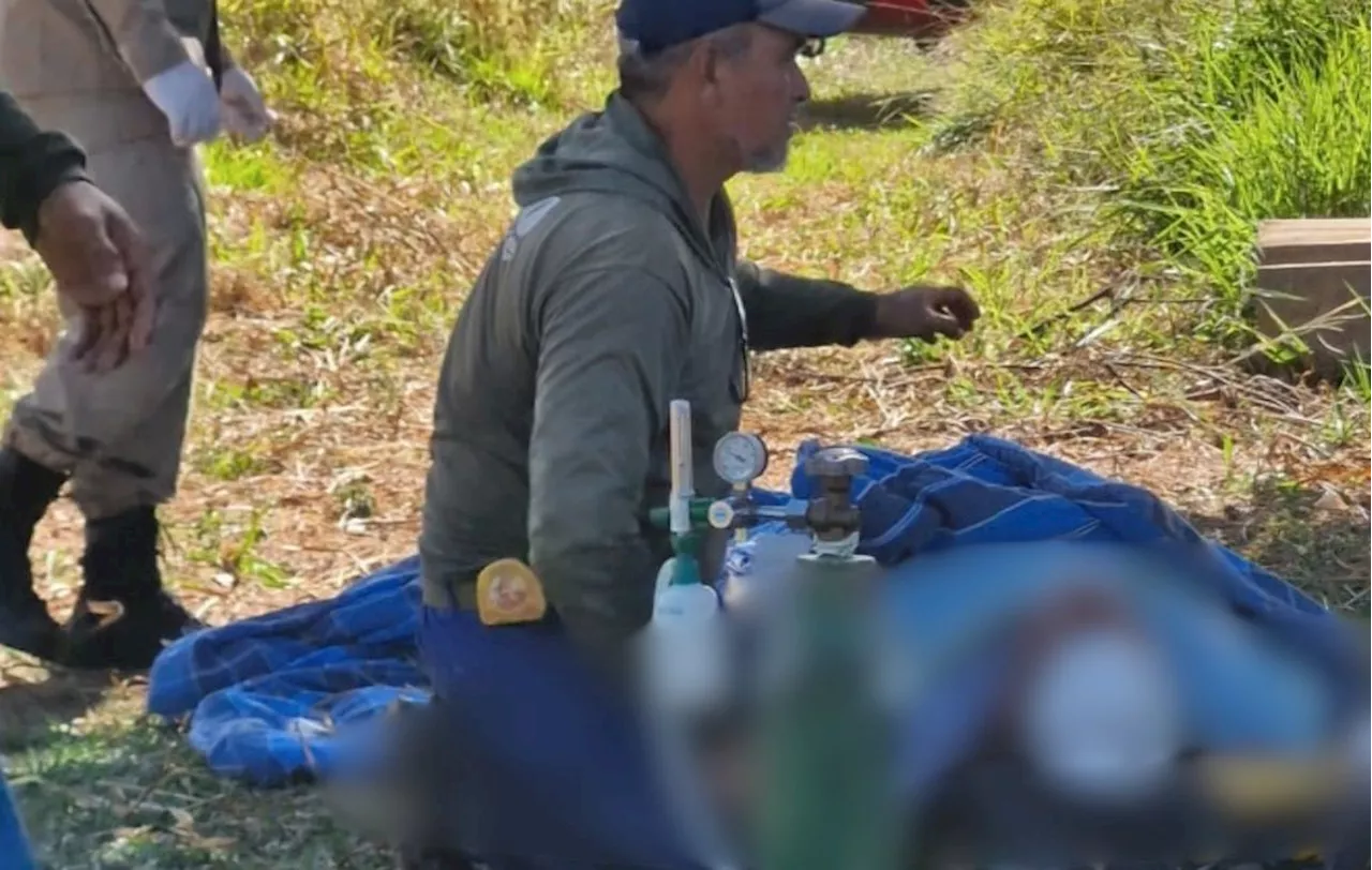 Helicóptero cai em lagoa de Água Fria de Goiás e deixa ao menos três feridos