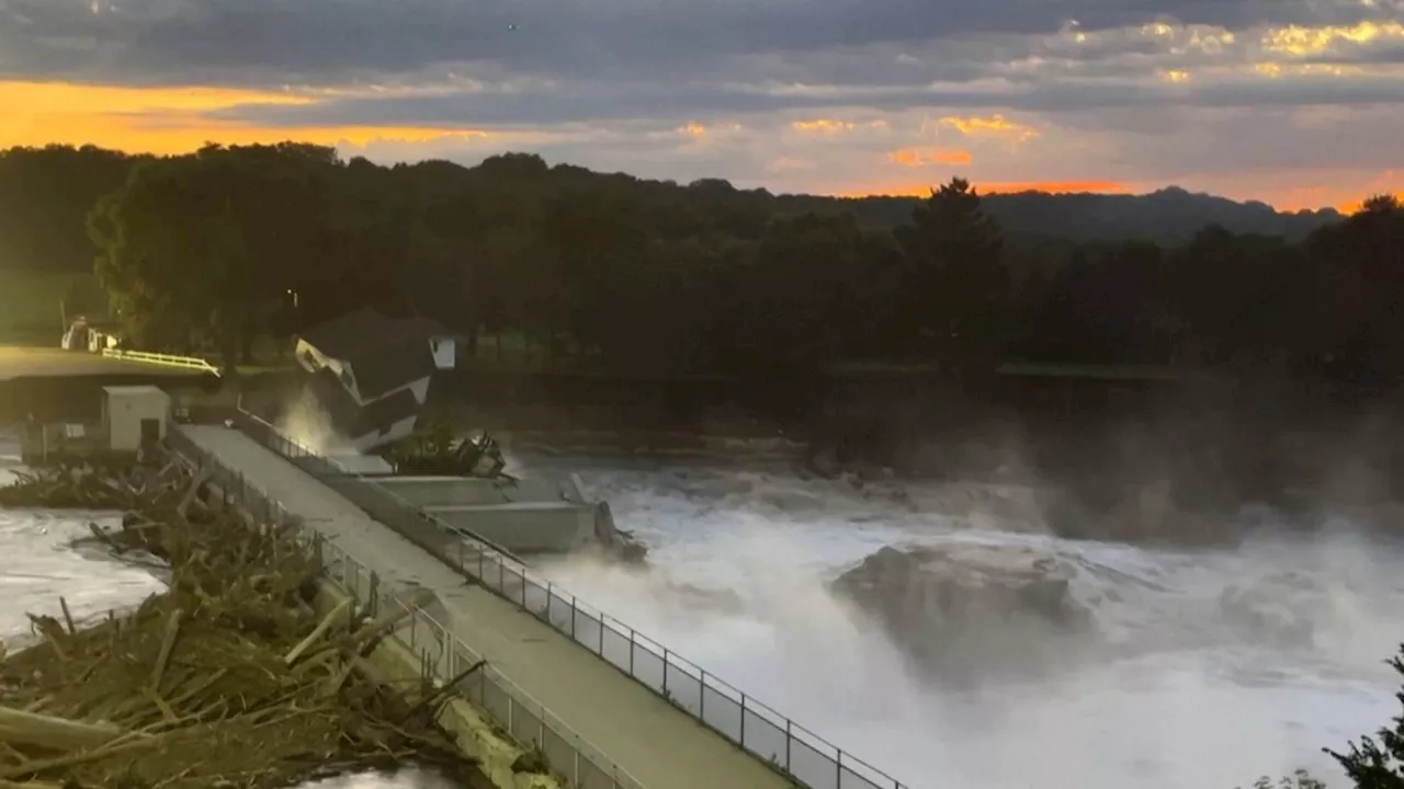 Staudamm-Bruch in den USA: Wassermassen reißen Haus in die Flut