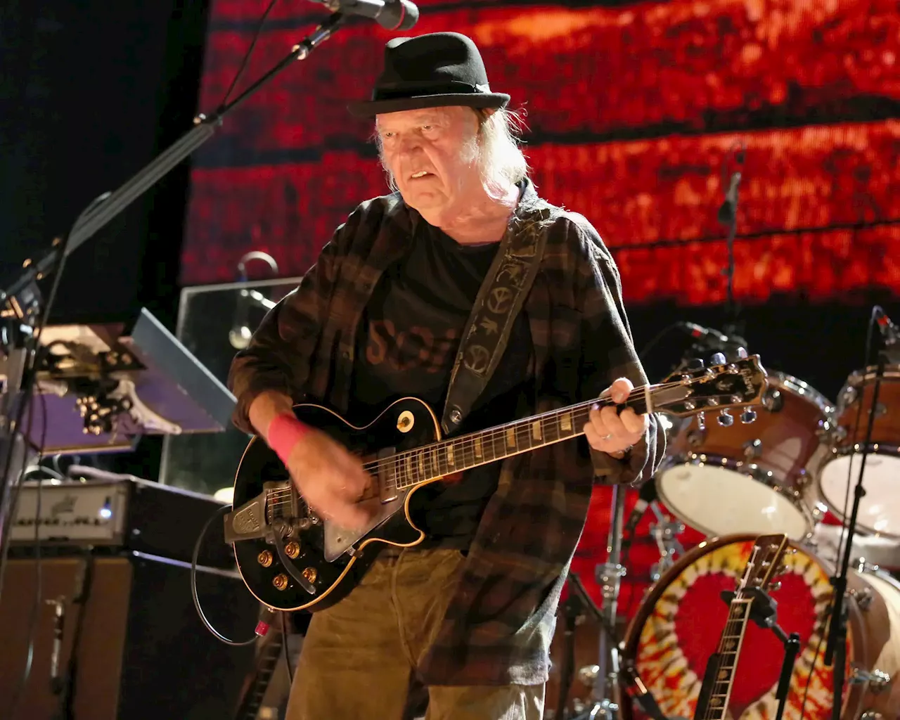 Neil Young cancela toda a digressão com os Crazy Horse: “A saúde está primeiro”