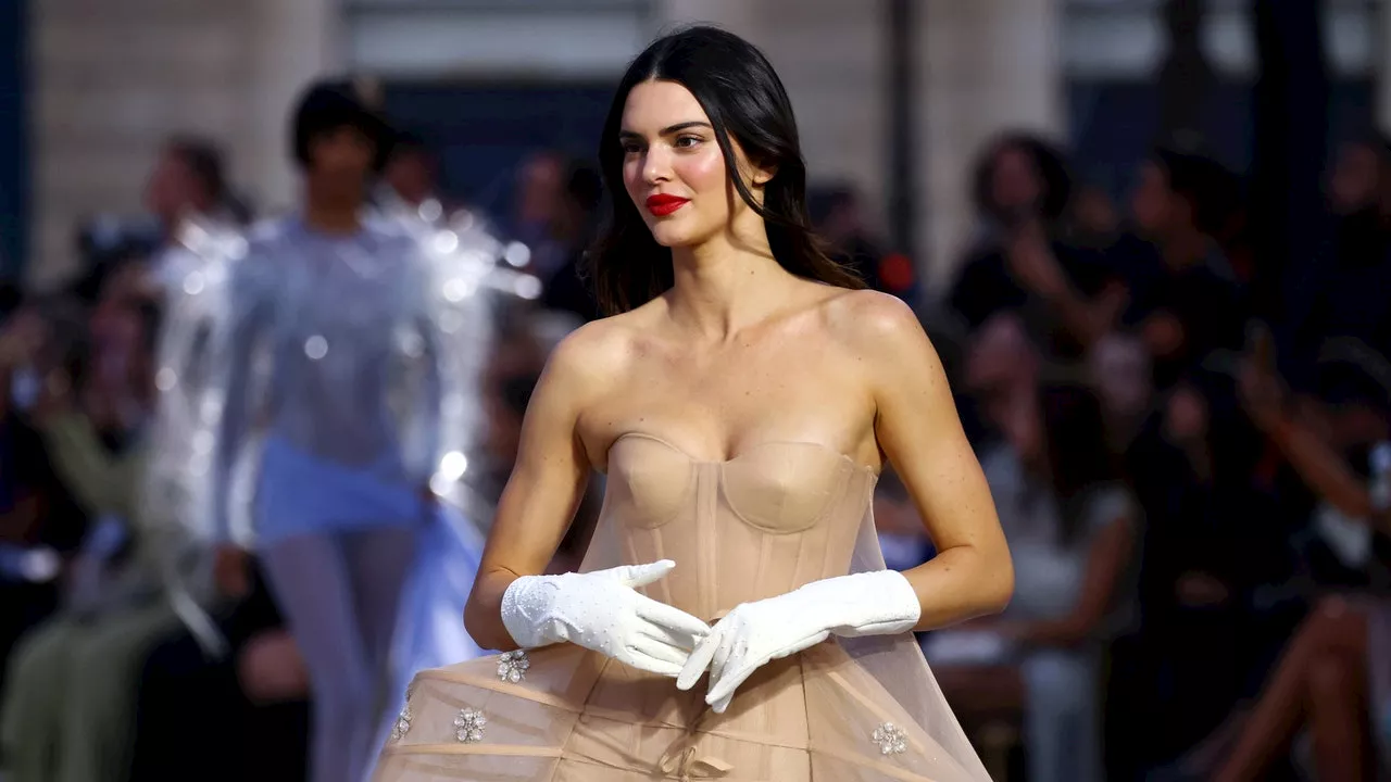 Kendall Jenner Walked Barefoot Around the Louvre Museum, and People Are Losing It