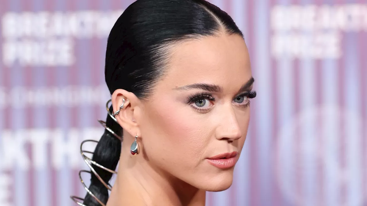 Katy Perry déchainée sur Chérie FM, elle exhibe ses seins dans un top transparent