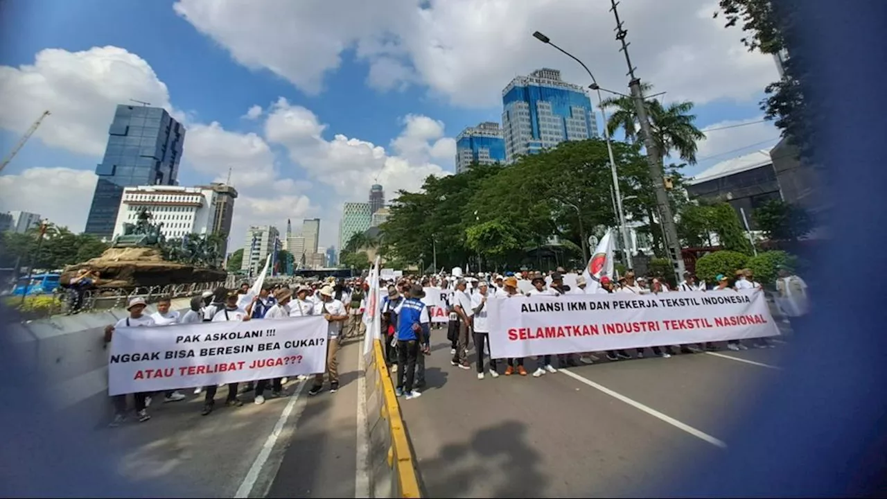 Ratusan Buruh Tekstil Berunjuk Rasa Menuntut Pengaturan Impor