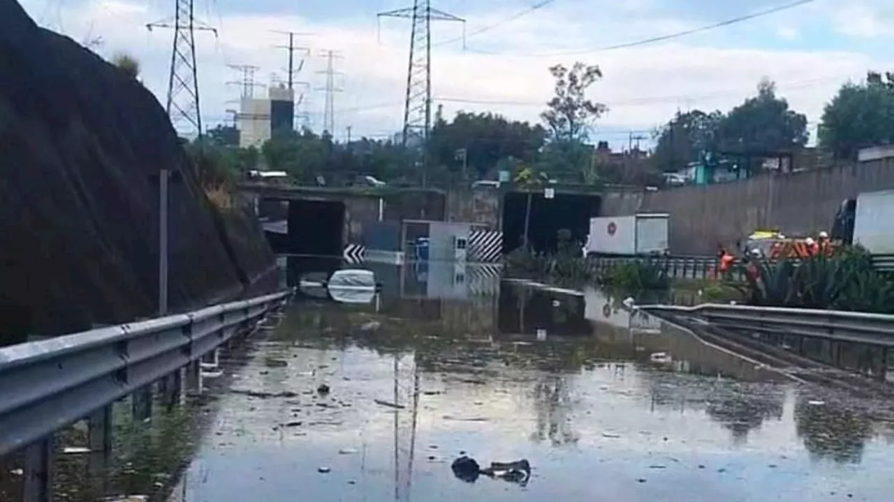 Circuito Exterior Mexiquense, cerrado por inundaciones, a la altura de Cuautitlán Izcalli