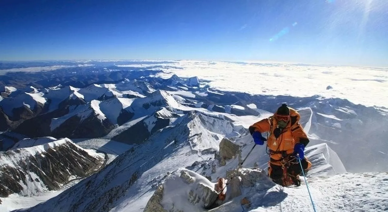 Everest, il ghiaccio si scioglie e riemergono centinaia di cadaveri: gli effetti del cambiamento climatico nel